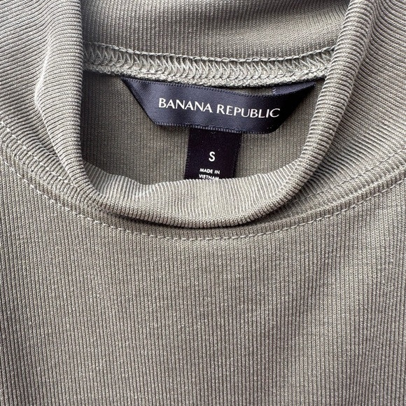 Banana Republic mock sleeve less top! It fits loose and it’s army green - Picture 2 of 3